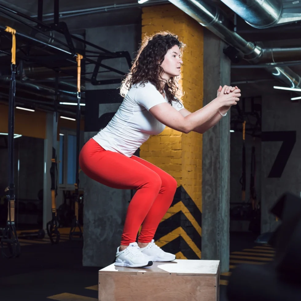Wejścia na podwyższenie (step-ups) – ćwiczenie na pośladki