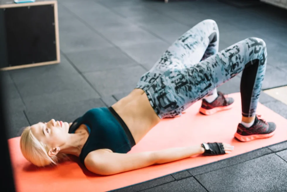 Unoszenie bioder (hip thrust) – ćwiczenie na pośladki
